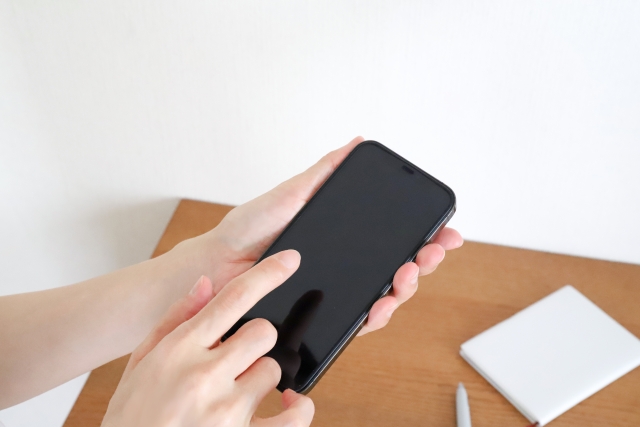 スマホを触る